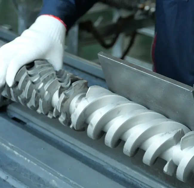 Pam mae llinellau du yn ymddangos dro ar ôl tro yn yr allwthiwr? Mae'r erthygl hon yn eich dysgu sut i benderfynu'n gyflym a yw'n cael ei achosi gan broblem gyda'r gasgen neu'r sgriw.